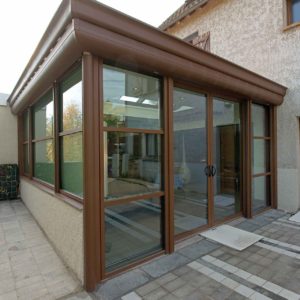 Véranda avec baies coulissantes aluminium marron