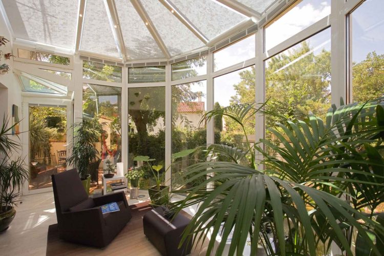 Ouvrir le salon sur le jardin avec une véranda