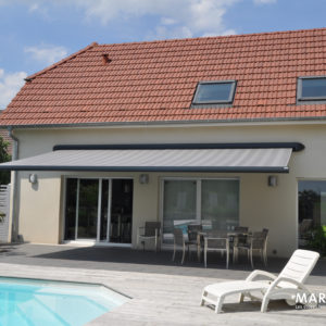 Store extérieur à enrouleur sur terrasse en Vendée