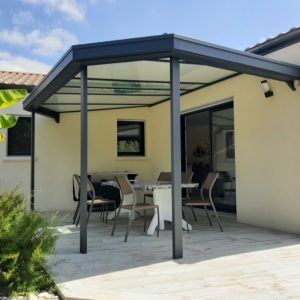 Installation auvent sur une terrasse